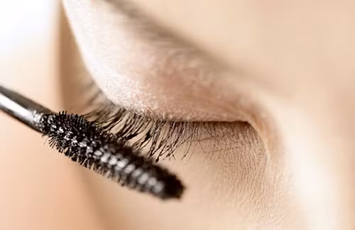 Chải mascara ở phần đầu lông mi. Theo chuyên gia trang điểm Stephen Sollitto, một lớp mascara quá dày có thể giúp lông mi trông dài hơn nhưng cũng khiến chúng cứng đơ hơn. Và điều này thật sự là không hợp thẩm mỹ cũng như không tốt cho hàng lông mi của bạn tẹo nào. Với kinh nghiệm nhiều năm, Stephen Sollitto cho rằng: Một lớp mascara mỏng và được chuốt nhẹ nhàng ở phần đầu lông mi là cách hợp lý nhất cho một phong cách tự nhiên cũng như bảo vệ hàng lông mi của bạn.