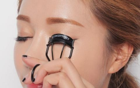 Sử dụng kéo kẹp lông mi nếu dùng mi giả. Nên sử dụng kéo kẹp lông mi trong trường hợp bạn sử dụng lông mi giả hỗ trợ. Và kẹp mi sau khi mascara đã khô. Như vậy, lông mi giả và lông mi thật của bạn sẽ trông như là 1.