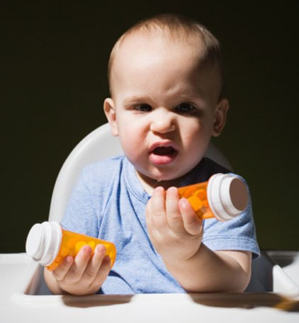 Cho bé tự quyết. Trao cho con quyền quyết định chọn hương vị hoặc màu sắc khác nhau của thuốc. Bằng cách đó, bé sẽ cảm thấy như mình có chút quyền kiểm soát tình hình.