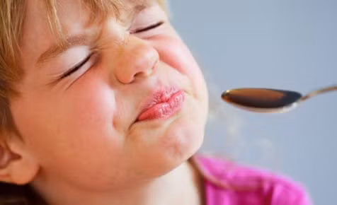 Kiên nhẫn. Đừng quá căng thẳng khi cho con uống thuốc, vì nếu bạn tươi vui, thoải mái, con sẽ coi những dấu hiệu vui vẻ đó là biểu hiện cho việc uống thuốc sẽ không khó khăn. Đừng để nét mặt nhăn nhó cố gắng bắt con uống thuốc của bạn khiến bé nghĩ đây hẳn một nhiệm vụ khó chịu, không dễ dàng chút nào.