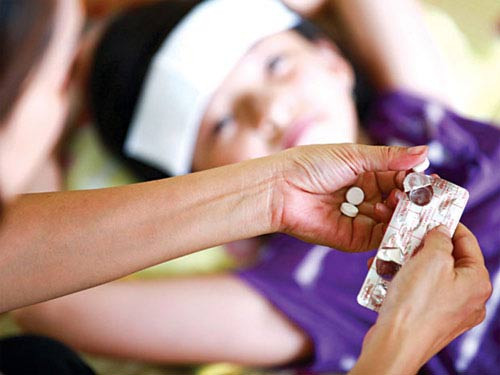 Chia nhỏ lượng thuốc. Cho bé uống một lượng thuốc nhỏ trong vài phút thay vì tất cả cùng một lúc. Việc đó có thể giúp bé dễ nuốt trôi hơn là dồn thuốc trong một ngụm. Tất nhiên, nếu con bạn cảm thấy cách này chỉ như kéo dài thêm “cực hình”, hẳn chiến lược này không phải dành cho bạn.