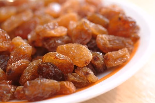 Nho khô: chứa axit oleanolic bảo vệ răng khỏi bị sâu, nhiều xơ giúp ngăn ngừa táo bón. Nho khô chứa nhiều vitamin B, sắt và một số khoáng chất giúp tránh tình trạng thiếu máu và buôn nôn. Chất xơ và magie, kali trong nho khô hỗ trợ tốt hệ tiêu hóa, tăng cường hệ miễn dịch giúp chống cảm cúm, mệt mỏi.