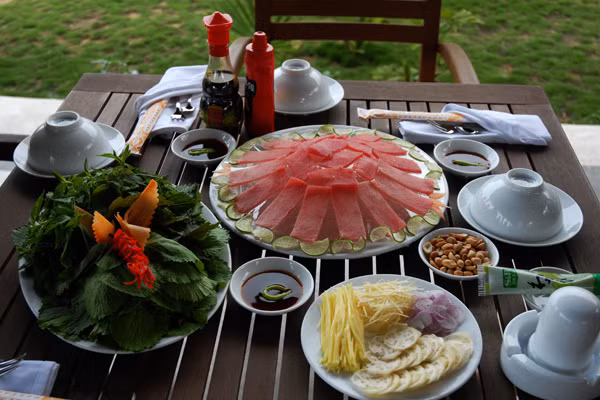 Mặt khác, theo một đầu bếp chuyên nghiệp cho biết, dù cẩn trọng đến mấy, cũng khó tránh được nguy cơ nhiễm các loại vi khuẩn, ký sinh trùng giun, sán… từ dao, thớt, rau sống. Khi ăn các món không bảo đảm vệ sinh, nhẹ thì đau bụng, tiêu chảy, nếu nặng phải nhập viện điều trị, có trường hợp bị tử vong.