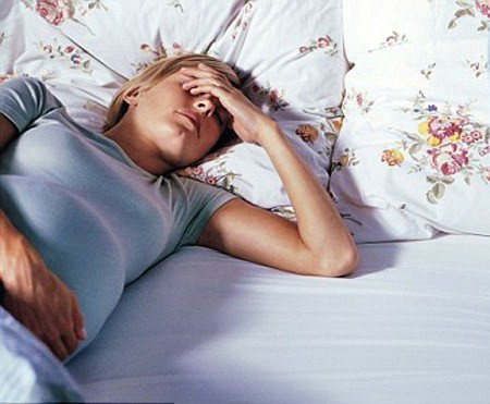 Mẹ bị thiểu sản tuyến vú: Phụ nữ có hai vú cách nhau quá xa (≥ 3,5 cm) thường ít khả năng sản xuất đủ sữa cho con.