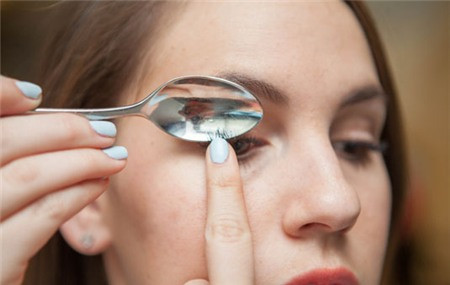 Sử dụng thìa khi chuốt mascara: Việc chuốt mascara có thể khiến bạn bị vùng da quanh mắt của bạn bị lem khi lỡ quá tay. Để tránh điều này xảy ra, bạn có thể đặt chiếc thìa phía dưới khi chuốt mascara lên mi với mặt cong của thìa hướng ra ngoài. Bằng cách này, những vụn lem của mascara sẽ dính lên mặt thìa thay vì lên da của bạn.