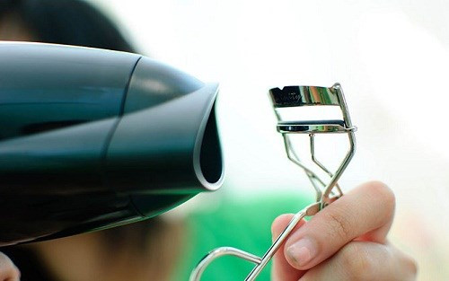 Làm nóng kẹp mi trước khi dùng: Bạn dùng máy sấy để làm nóng kẹp mi trước khi dùng sẽ giúp cho việc uốn mi dễ dàng hơn và lông mi cũng vào dáng nhanh chóng hơn. Tuy nhiên sau khi làm nóng kẹp mi, hãy để nguội một chút rồi mới dùng.