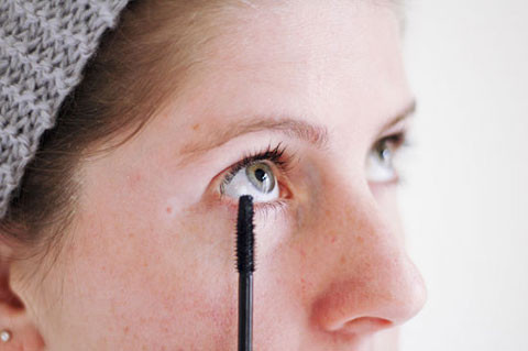 Để có cái nhìn ấn tượng, chỉ nên chải mascara lên mi trên. Muốn cho mắt trông rộng hơn thì chuốt cả mi dưới. Nhưng phải chắc chắn rằng bạn chỉ chạm rất nhẹ đến mi thôi.