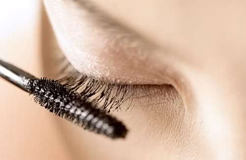 Chải mascara ở phần đầu lông mi. Theo chuyên gia trang điểm Stephen Sollitto, một lớp mascara quá dày có thể giúp lông mi trông dài hơn nhưng cũng khiến chúng cứng đơ hơn. Và điều này thật sự là không hợp thẩm mỹ cũng như không tốt cho hàng lông mi của bạn tẹo nào. Với kinh nghiệm nhiều năm, Stephen Sollitto cho rằng: Một lớp mascara mỏng và được chuốt nhẹ nhàng ở phần đầu lông mi là cách hợp lý nhất cho một phong cách tự nhiên cũng như bảo vệ hàng lông mi của bạn.