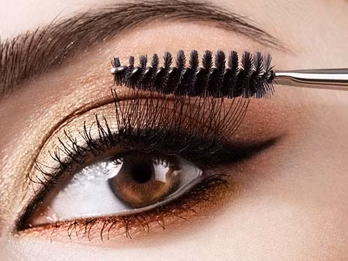 Chuốt mascara trước và sau khi dán mi giả. Trước khi dán mi giả, bạn cần phải bấm mi cho cong và chuốt mascara. Sau đó dán mi giả lên, bấm mi lại một lần nữa và chuốt mascara. Có như thế thì bạn mới có một đôi mắt hoàn hảo được.