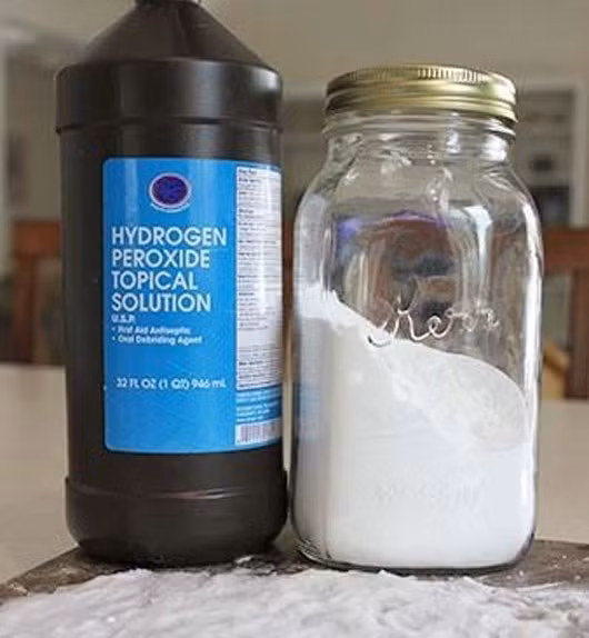 Nước oxy già và baking soda (bột nở). Baking soda được biết đến là một hợp chất tẩy tế bào da chết cực hiệu quả, hơn nữa, chúng còn giúp tái tạo tế bào tại vùng da bị thương tổn. Oxy già ngoài tác dụng khử trùng còn có hiệu ứng cực tốt với việc tái cấu trúc tế bào da bị tổn thương hay bị lão hóa. Trộn baking soda và Oxy già theo tỉ lệ 1/3, dùng bông chấm vào dung dịch rồi thoa đều lên vùng da có sẹo. Thực hiện thao tác này 2 đến 3 lần/ngày cho đến khi sẹo mờ dần và biến mất.