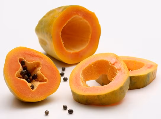 Cách trị sẹo lồi bằng đu đủ. Đu đủ chứa enzym có vai trò ổn định cấu trúc, trật tự collagen, elastin dưới lớp biểu bì. Qua đó, phần nào giúp điều trị những vết sẹo lồi.Với đu đủ, bạn có thể trị sẹo lồi hiệu quả lại rất giản đơn. Bạn hãy rửa sạch đu đủ, lột vỏ cắt thành miếng nhỏ, cho vào cối và nghiền nát. Lấy hỗn hợp này đắp lên da, vùng có sẹo lồi. Cứ thực hiện như vậy khoảng 4 lần một ngày, mỗi lần 10 phút. Sau một thời gian sẹo lồi sẽ mờ đi, trả lại cho bạn làn da thuở ban đầu.