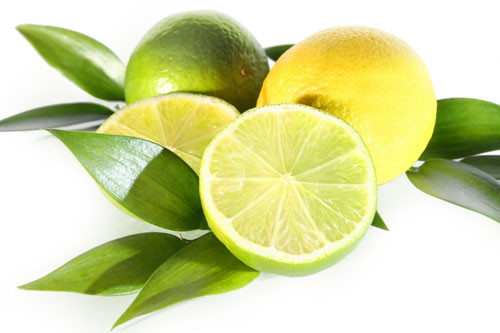 Trị sẹo lồi bằng chanh. Chanh là một loại quả rất tốt đối với da. Chanh chứa nhiều vitamin C, phục vụ đắc lực cho quá trình tái tạo làn da sáng đẹp. Nhưng ít ai biết đến công dụng trị sẹo của chanh. Chỉ cần chà nhẹ chanh lên vết sẹo khoảng 10 phút mỗi ngày, ngày thực hiện từ 3-4 lần, sau khoảng từ 1-3 tháng bạn sẽ thấy hiệu quả trị sẹo lồi rõ rệt.