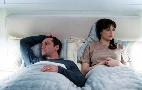 Sốt. Một số ít bệnh nhân bị sốt nhẹ, đau mỏi cơ bắp hoặc nổi hạch cổ