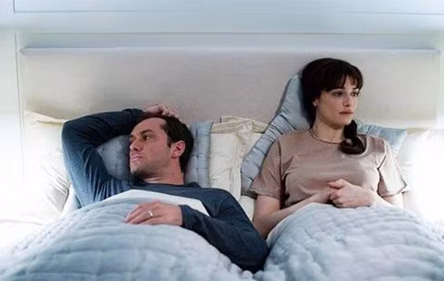 Sốt. Một số ít bệnh nhân bị sốt nhẹ, đau mỏi cơ bắp hoặc nổi hạch cổ