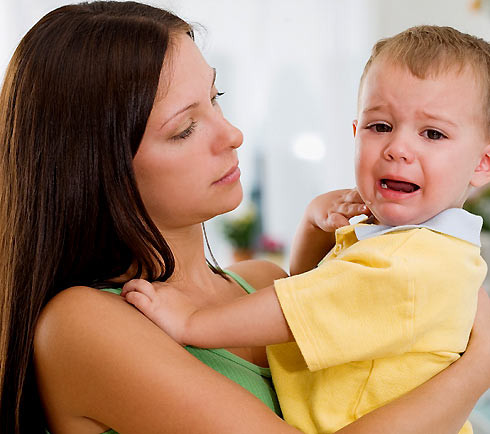 Tâm trạng xấu. Khi bé ăn quá nhiều đường, bé nhà bạn sẽ tạo nên mức năng lượng cao. Tuy nhiên mức năng lượng này chỉ tăng tạm thời và sau đó sẽ bị sụt giảm ngay sau đó. Khi quá trình này xảy ra, cơ thể bé lại bắt đầu giải phóng hormone để mang lại mức độ đường trong máu. Điều này sẽ gây nên các kích thích tố nguy hiểm như các hormone adrenaline, cortisol và epinephrine.