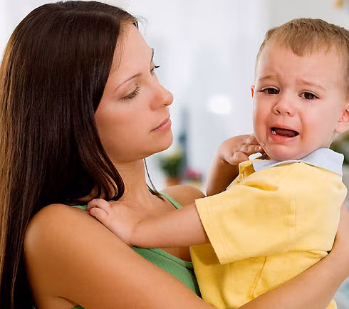 Tâm trạng xấu. Khi bé ăn quá nhiều đường, bé nhà bạn sẽ tạo nên mức năng lượng cao. Tuy nhiên mức năng lượng này chỉ tăng tạm thời và sau đó sẽ bị sụt giảm ngay sau đó. Khi quá trình này xảy ra, cơ thể bé lại bắt đầu giải phóng hormone để mang lại mức độ đường trong máu. Điều này sẽ gây nên các kích thích tố nguy hiểm như các hormone adrenaline, cortisol và epinephrine.