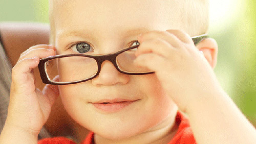 Dễ bị cận thị. Sự tăng lên của lượng đường trong máu sẽ giảm áp lực thẩm thấu các chất dịch của cơ thể, giảm tầm nhìn, dẫn đến cận thị. Ngoài ra, ăn nhiều đồ ngọt còn giảm sự hấp thụ canxi và tính đàn hồi, độ dẻo dai của xương.