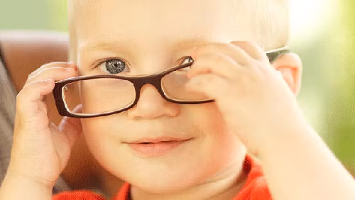 Dễ bị cận thị. Sự tăng lên của lượng đường trong máu sẽ giảm áp lực thẩm thấu các chất dịch của cơ thể, giảm tầm nhìn, dẫn đến cận thị. Ngoài ra, ăn nhiều đồ ngọt còn giảm sự hấp thụ canxi và tính đàn hồi, độ dẻo dai của xương.