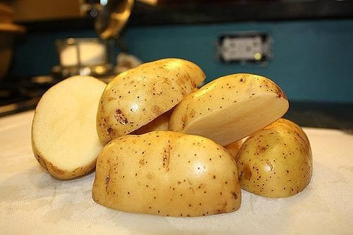 Nước ép khoai tây. Bạn có thể sử dụng nước ép của khoai tây nghiền nguyên chất để chăm sóc da, thoa lên vùng da dưới cánh tay hằng ngày, trước khi tắm khoảng 30 phút. Hoặc đơn giản hơn là cắt khoai tây thành miếng mỏng để chăm sóc da bằng cách đắp lên vùng da này, sau đó rửa sạch lại bằng nước ấm. Tính chất tẩy trắng tự nhiên và làm se khít lỗ chân lông của khoai tây sẽ không làm bạn thất vọng.