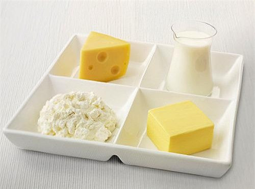 Trộn đều 1 thìa cafe phomai, 1 thìa cafe bột nghệ cùng 2 thìa cafe sữa tươi. Dùng hỗn hợp này thoa đều lên vùng da dưới cánh tay để chăm sóc da, chờ 15 phút cho khô rồi sửa sạch bằng nước lạnh. Cách này có tác dụng chăm sóc da, dưỡng ẩm cho vùng da dưới cánh tay. Hãy nhớ thực hiện 1 lần/ngày, sau 2 tuần bạn sẽ trị được tình trạng sần sùi ở nách.