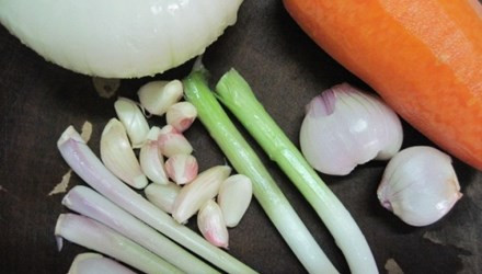 Hành tây và tỏi tây. Prebiotics có trong hành tây và tỏi tây là liều thuốc tuyệt vời giúp sản xuất butyrate, một chất tăng cường sự trao đổi chất và đốt cháy chất béo hiệu quả.