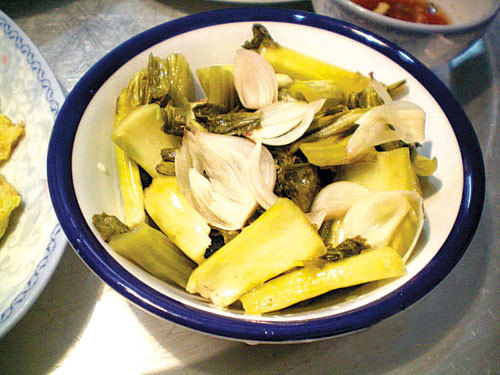 Thực phẩm lên men. Một số các loại thực phẩm muối chua như dưa cải bắp, rau quả muối chua hay kim chi là số ít những thực phẩm có chứa các chế phẩm sinh học, một dạng vi khuẩn tốt hỗ trợ tiêu hóa, chống đầy bụng và tích tụ mỡ bụng.