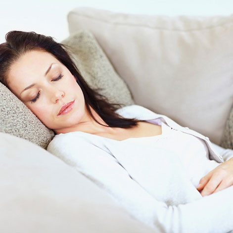 Cách ngủ khoa học giúp bạn giảm cân hiệu quả. Ngủ đủ giấc. Nếu muốn giảm cân, yếu tố đầu tiên là bạn phải biết ngủ một cách khoa học, ngủ đủ 7- 8 tiếng mỗi ngày và không ngủ sau 23h đêm. Việc thức đêm không những có hại đến sức khỏe và làn da của bạn, nó còn khiến bạn đói bụng, khi đó bạn không thể nào ngủ được, buộc bạn phải nạp thêm thức ăn vào dạ dày, đó cũng là lý do khiến bạn tăng cân nhanh chóng.