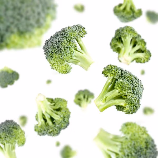 Cho trẻ dưới 6 tháng dùng bông cải xanh. Thêm rau vào thực đơn cho con là rất cần thiết. Tuy nhiên sự thiếu hiểu biết về các loại rau đôi lúc sẽ gây ra hậu quả nghiêm trọng cho sức khỏe của bé. Bông cải xanh là loại rau có thể gây ra chứng đầy hơi, trong khi đó, dạ dày của trẻ còn rất yếu. Bởi vậy các bác sĩ khuyên rằng người lớn không nên cho rau cải xanh vào chế độ ăn khi trẻ chưa được 1 tuổi.