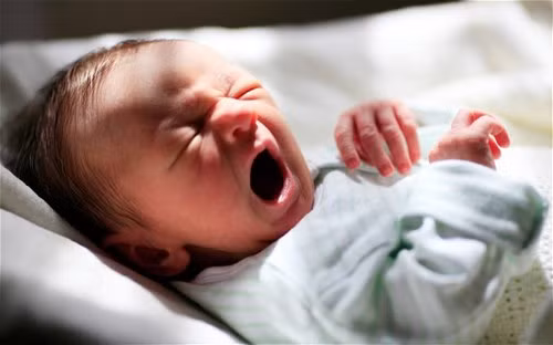 Bệnh xơ hóa võng mạc: Do ngộ độc oxy khi dùng liều cao trên 45% ở những trẻ non tháng. Nồng độ oxy trong máu quá cao làm cho các mao quấn quanh võng mạc giãn nở và co thắt bất thường, gây tổn thương thần kinh thị giác khiến trẻ mù lòa.