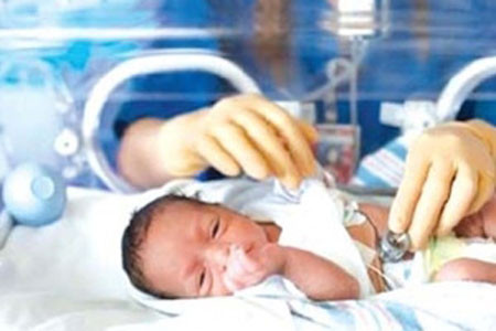 Bệnh nhiễm trùng: Do chức năng miễn dịch kèm nên trẻ non tháng dễ bị nhiễm trùng như viêm phổi, nhiễm trùng huyết, viêm màng não, nhất là viêm ruột hoại tử. Khi bị nhiễm trùng các triệu chứng lâm sàng thường không đặc hiệu, khó chẩn đoán và gây tử vong cao.