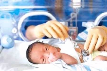 Bệnh nhiễm trùng: Do chức năng miễn dịch kèm nên trẻ non tháng dễ bị nhiễm trùng như viêm phổi, nhiễm trùng huyết, viêm màng não, nhất là viêm ruột hoại tử. Khi bị nhiễm trùng các triệu chứng lâm sàng thường không đặc hiệu, khó chẩn đoán và gây tử vong cao.