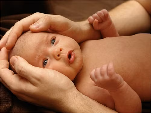 Vàng da. Bệnh rất nguy hiểm, diễn tiến nhanh, nếu không phát hiện và điều trị kịp sẽ gây nhiễm độc thần kinh khiến trẻ tử vong hoặc để lại di chứng suốt đời. Bệnh do gan của trẻ sinh non chưa phát triển đủ để thực hiện chức năng chuyển hóa. Bé có trọng lượng dưới 1,5kg lúc sinh thì tỷ lệ vàng da là 100%, cần được điều trị sớm bằng đèn chiếu. Phụ huynh cũng phải tuân thủ theo hướng dẫn của bác sĩ để tránh biến chứng xảy ra cho bé.