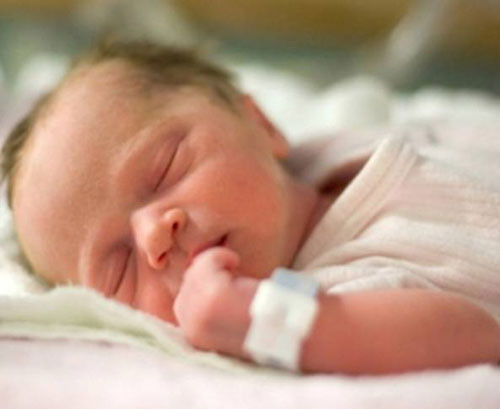 Ngạt. Ngạt ở trẻ sinh non có thể xảy ra trong giai đoạn chu sinh (trước sinh) và giai đoạn sơ sinh (khoảng 4 tuần sau khi chào đời). Ngạt có thể khiến bé tử vong nếu không được bác sĩ chẩn đoán trước tình hình và xử trí kịp thời.