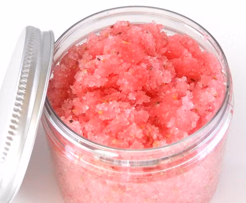 Mặt nạ dâu tây, sữa tươi. Xay nhuyễn 4 trái dâu tây, cho thêm 1 thìa nước chanh tươi, 1 thìa sữa tươi. Bôi hỗn hợp lên da mặt và vùng cổ, để yên 15 phút rồi nhẹ nhàng mát xa lấy đi những tế bào chết trên da. Làn da của bạn sẽ ngay lập tức sáng hồng, khỏe mạnh.