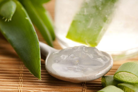 Mặt nạ lô hội + mật ong + muối biển. Mật ong được biết tới với công dụng dưỡng ẩm cao, còn lô hội lại có khả năng khiến da căng mịn, bởi vậy mà hỗn hợp tẩy da chết có 2 nguyên liệu này chắc chắn sẽ khiến các quý cô có làn da khô nẻ nhiều cảm thấy hài lòng bởi sự căng mịn sáng trắng lên trông thấy sau khi sử dụng. Hãy trộn 1 cốc muối biển với 2 hoặc 3 thìa mật ong tươi, thêm 1 cốc rưỡi dịch lô hội và vài giọt tinh dầu để tạo mùi hương sảng khoái, sau đó nhẹ nhàng tẩy da chết rồi xả sạch lại bằng nước ấm.