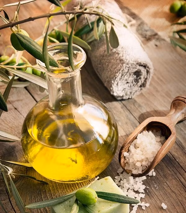 Dầu oliu + Muối biển. Trong khi tác dụng của muối biển là làm bong những tế bào chết thì dầu oliu lại có khả năng giữ ẩm, đem lại sự mềm mại cho làn da. Đây là cách tẩy da chết thích hợp để áp dụng cho không chỉ khuôn mặt mà cả toàn thân.