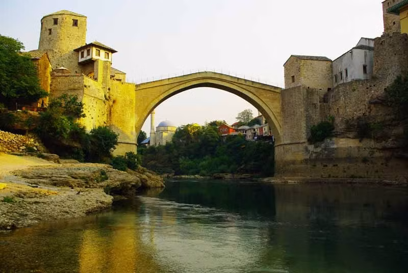Cây cầu Stari Most này không chỉ có giá trị về mặt kiến trúc mà còn mang giá trị lịch sử lớn lao với vai trò là nhân chứng trong cuộc chiến tranh Bosnia (Nam Tư) nhưng hiện nằm trong danh sách bị lãng quên.