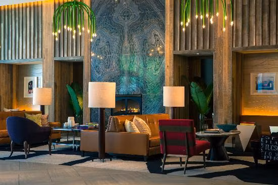 Nằm ở trung tâm thành phố Phoenix, Arizona là khách sạn Palomar Phoenix. Tại đây, bạn có thể khám phá nội thất vô cùng khác lạ trong lúc nhâm nhi rượu vang miễn phí vào buổi tối. Bất cứ ai cũng phải xiêu lòng với mức giá 150 USD/đêm ở đây.