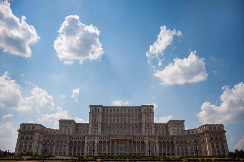 Được xây dựng từ một triệu mét khối đá cẩm thạch vào những năm 1980, Tòa nhà Quốc hội Bucharest, Romania đã từng là một trong những tòa nhà lớn nhất thế giới.