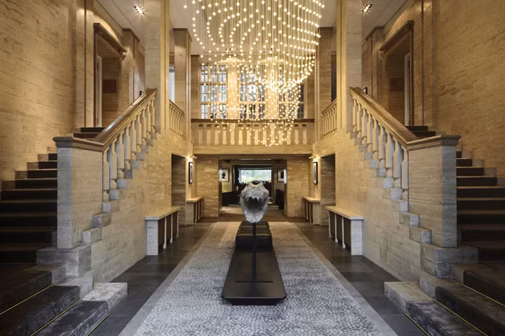 300 USD/đêm là giá bạn trả để được ở khách sạn tuyệt đẹp này 1 đêm. Nằm ngay gần đại sứ quán Đan Mạch, Das Stue (Đức) là sự kết hợp hài hòa giữa vẻ đẹp truyền thống và hiện đại, khung cảnh tuyệt đẹp cùng tiện nghi đẳng cấp thế giới.