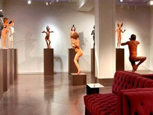 21c Museum Hotel (Cincinnati, Ohio) là nơi du khách có thể vừa nghỉ ngơi, vừa ngắm nhìn những tác phẩm nghệ thuật đương đại và khám phá những nội thất kỳ lạ trong các phòng nghỉ. Giá qua đêm: 230 USD/đêm.