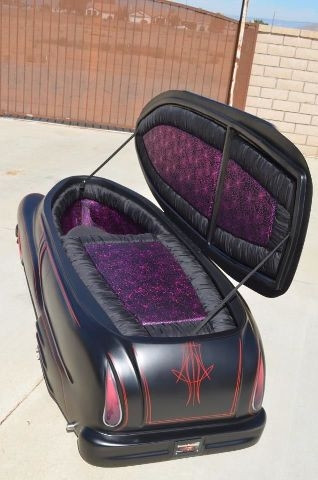 Chiếc xe này cũng có thể biến hóa thành một chiếc giường ngủ êm ái cho những ai thích cảm giác lạ.