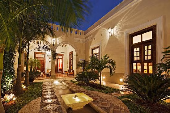 Casa Lecanda (Mexicon) luôn mang lại không khí lãng mạn, thư thái cho du khách bằng những bức tường ruby, hoa hồng leo và đèn chùm. Đến đây, bạn có thể thảnh thơi tắm nắng trên những ghế dài dọc bể bơi và thưởng thức những ly rượu tuyệt ngon. Giá qua đêm ở đây cũng rất "bèo", chỉ 200 USD/đêm.