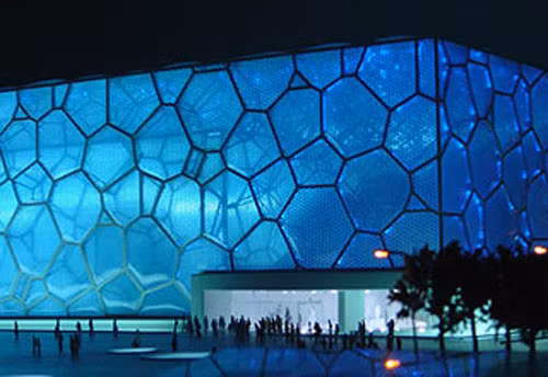 Vật liệu chính để xây ngôi nhà là Ethylene Tetrafluoroethylene (ETFE) – một loại vật liệu ở dạng giấy mỏng, trong suốt, có khả năng tự làm sạch, sáng bóng như kính nhưng nhẹ hơn đồng thời siêu bền và có khả năng chịu nhiệt cao.