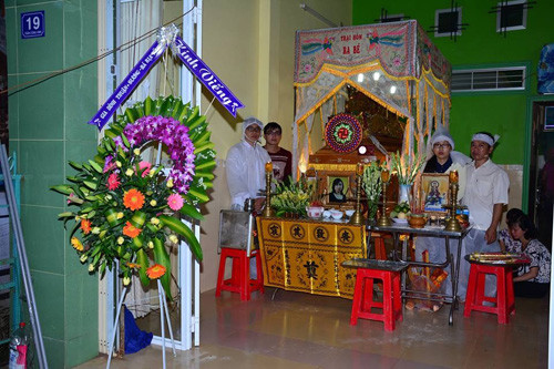 Chồng và 2 con đứng cạnh quan tài chị Trinh.