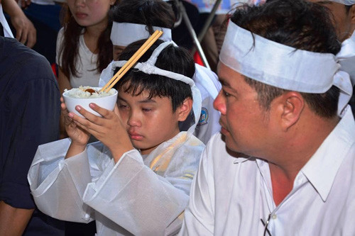 Con trai vợ chồng bác sĩ Giang- Liên rơi nước mắt trong vòng tang trắng dâng cơm cúng cha mẹ.