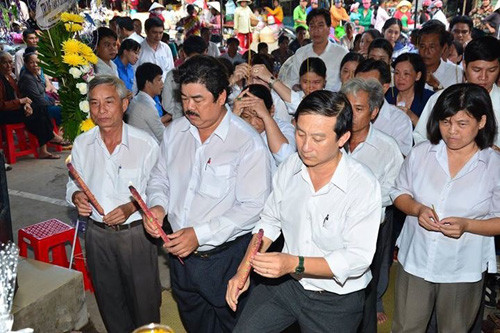 Đông đảo bạn bè, đồng nghiệp đến tiễn biệt các nạn nhân.