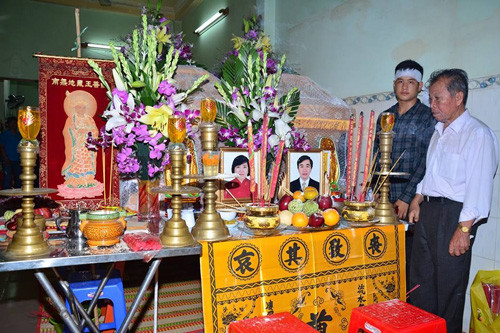 Người thân đau đớn trước cái chết của vợ chồng bác sĩ Giang và các nạn nhân.