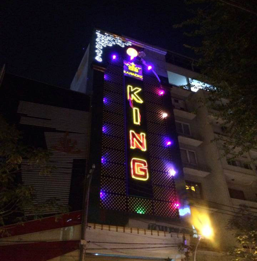 Tọa lạc trên đường Hai Bà Trưng, quận 1 ngay khu trung tâm thành phố, nhà hàng Karaoke King là điểm đến thư giãn của những doanh nhân, người có thu nhập cao, giới nghệ sĩ, diễn viên.