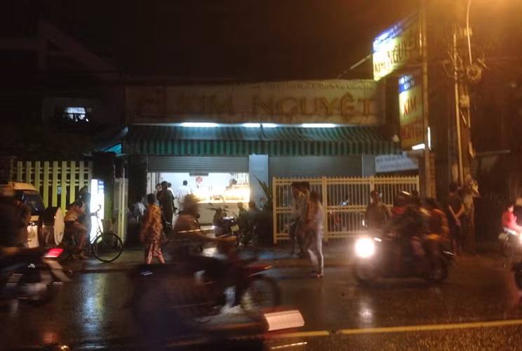 Tiệm vàng Kim Nguyệt vừa xảy ra dùng súng cướp vàng.